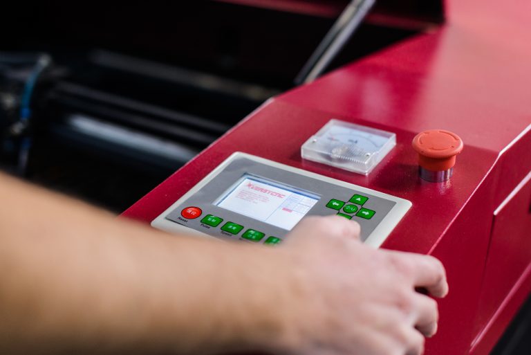 Începerea procesului de gravare cu laser