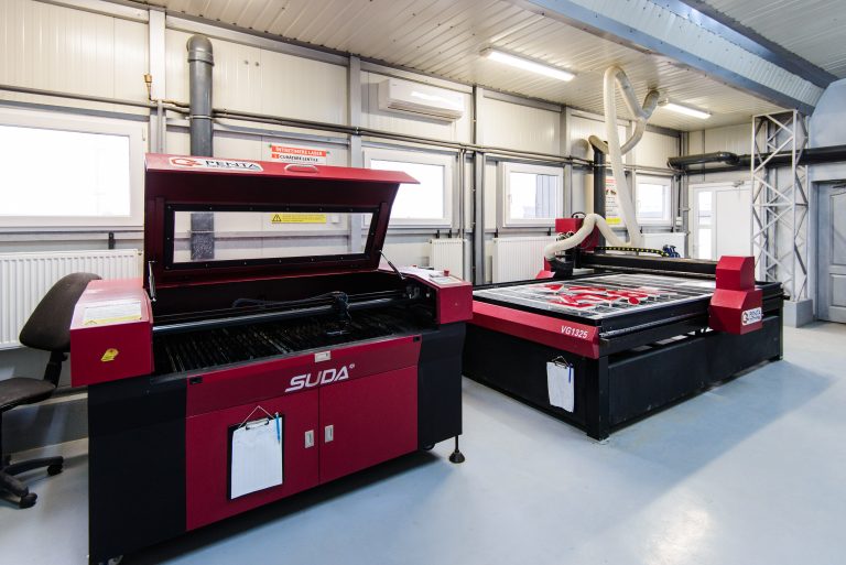 Router CNC și aparatul de gravare cu laser