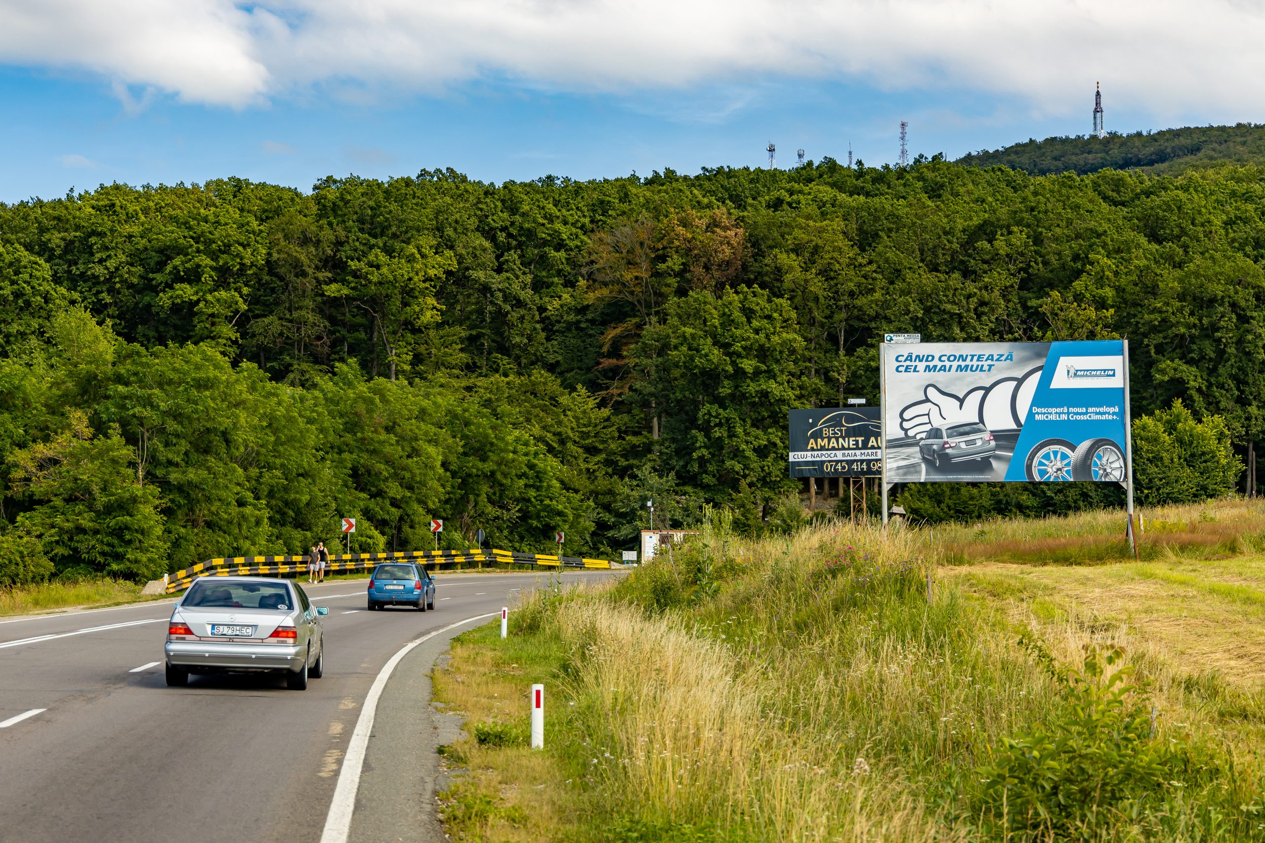 Panou publicitar de tip billboard amplasat la ieșirea din oraș