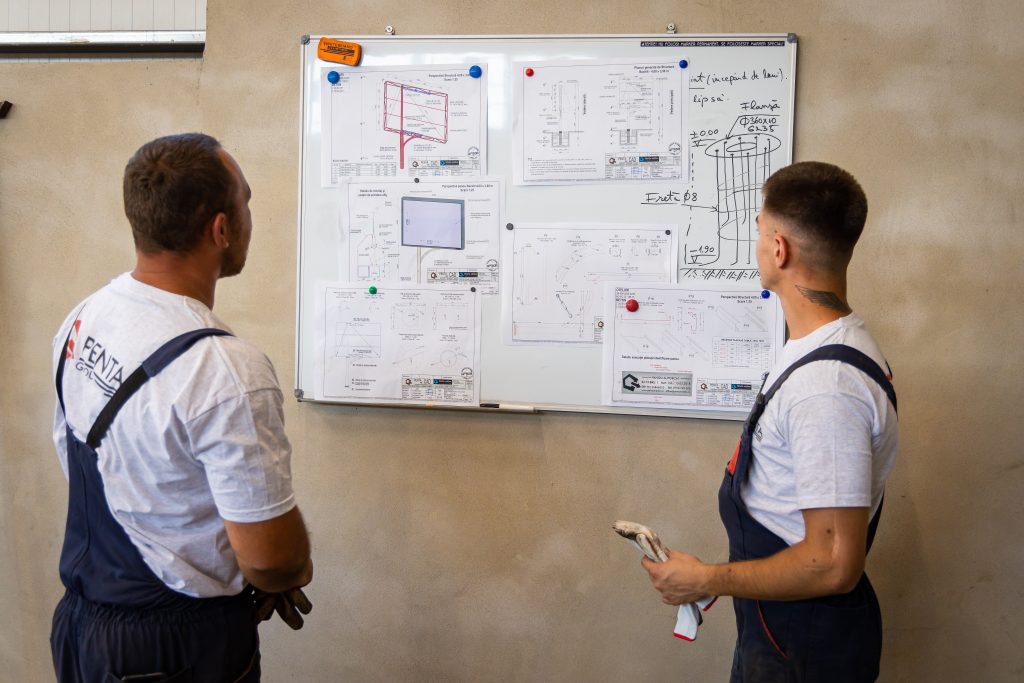 Echipa Penta Media verifică schița de producție