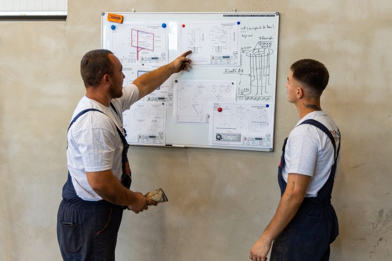 Echipa Penta Media verifică schița de producție