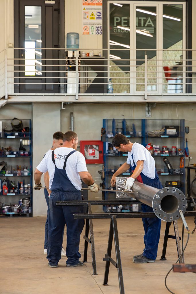 Asamblarea piciorului de la structura metalică a panoului