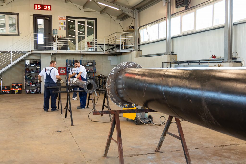 Asamblarea piciorului de la structura metalică a panoului