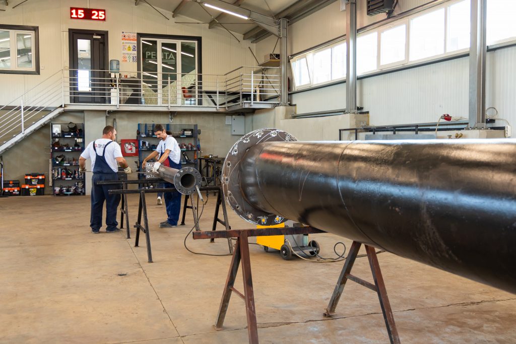 Asamblarea piciorului de la structura metalică a panoului