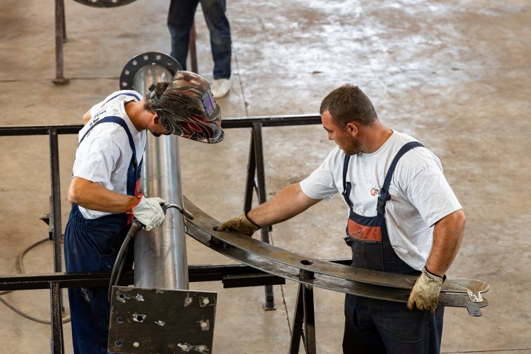 Asamblarea piciorului de la structura metalică a panoului