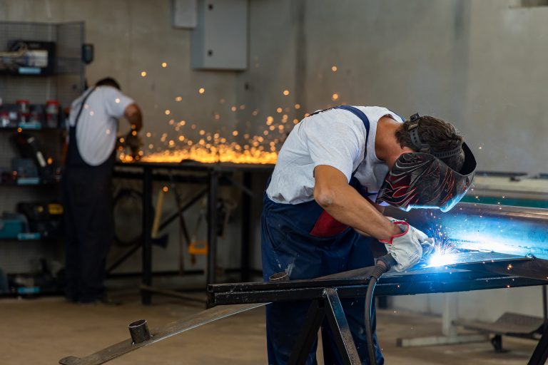 Șlefuire și sudare a pieselor din structura metalică