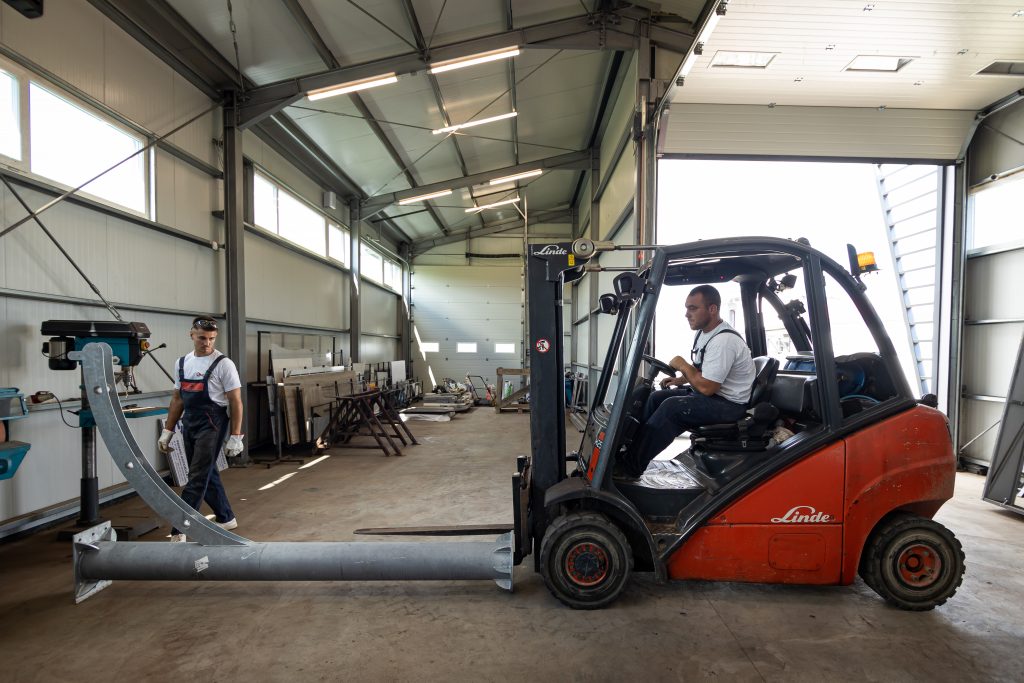 Asmblarea pieselor din structura metalica în hala de producție