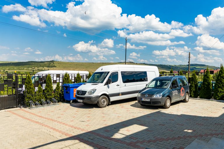 Mașinile firmei în curtea bazei de producție Penta Media