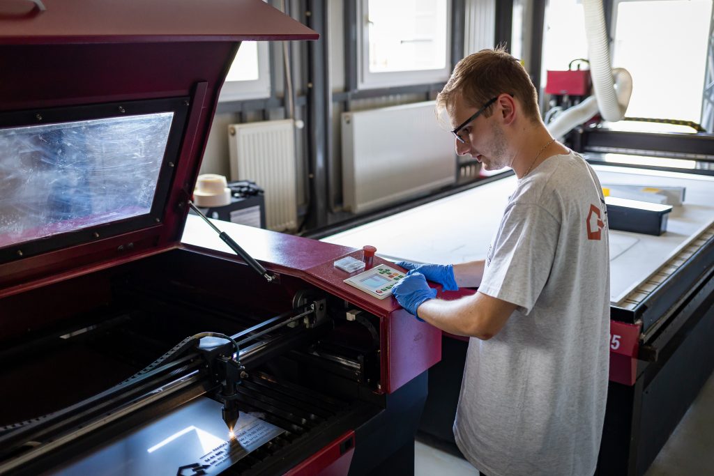 Procesul de gravare cu laser