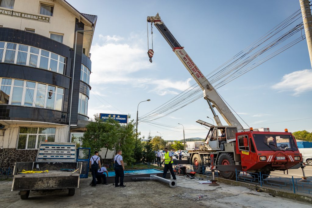 Macaraua se pregăteşte să ridice panoul publicitar