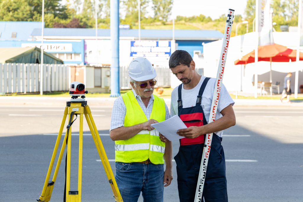 Angajaţii Penta Media fac măsuratori în teren