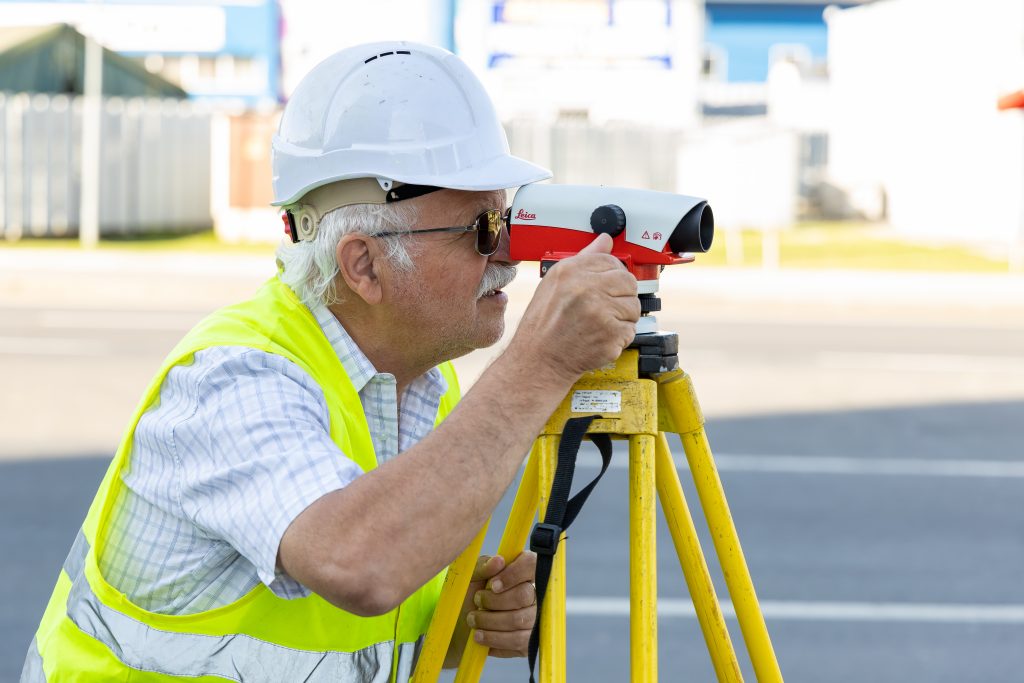 Angajaţii Penta Media fac măsuratori în teren