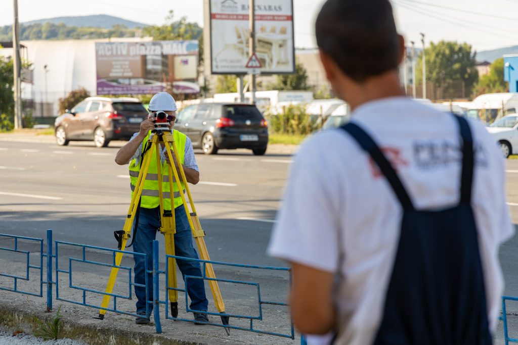 Angajaţii Penta Media fac măsuratori în teren