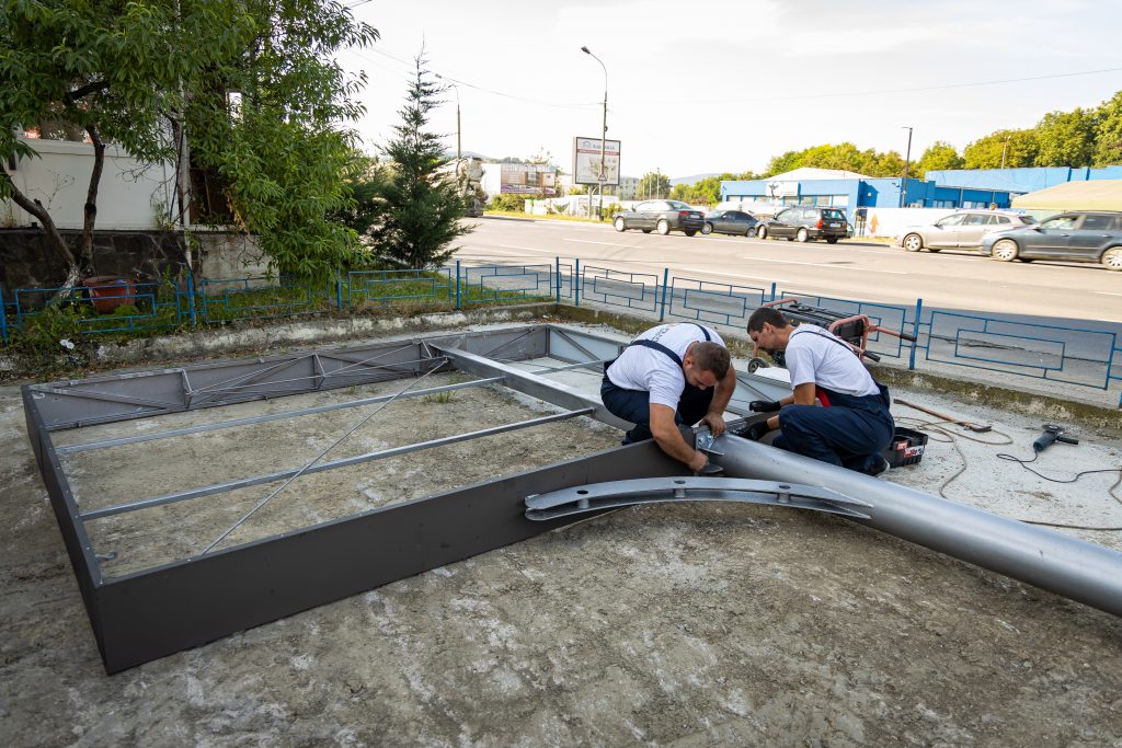 Angajaţii Penta Media verifică structura metalică a panoului