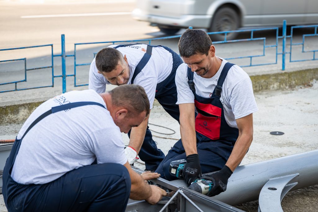 Angajaţii8 Penta Media verifică structura metalică a panoului