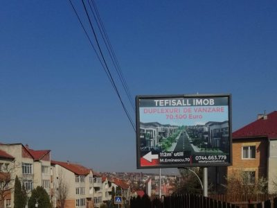 Panou publicitar de tip backlit amplasat în oraș
