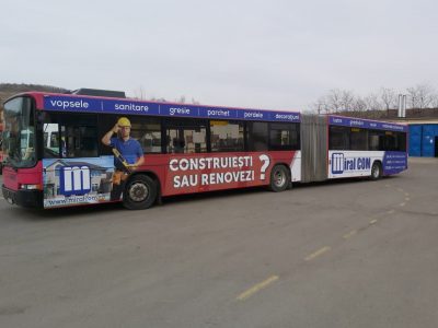 Autobuz colantat în parcare