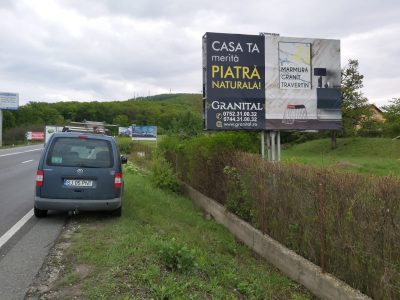 Panou publicitar de tip Unisign la ieșirea din oras dimensiuni mari.