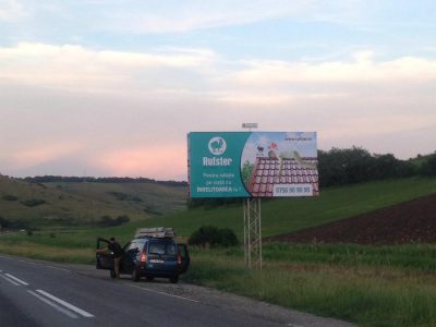 Panou Unisign amplasat pe un drum național