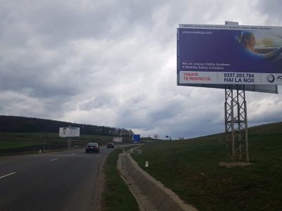 Panou publicitar unisgin amplasat la ieșire din oraș