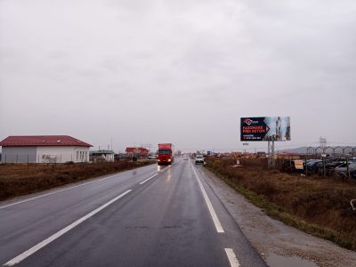 Panou publicitar de tip Unisign lângă șosea