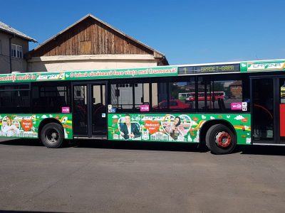 Autobuz colantat în parcare