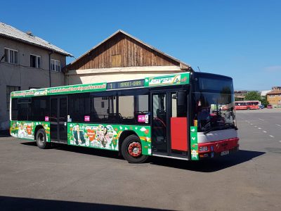Autobuz colantat în parcare