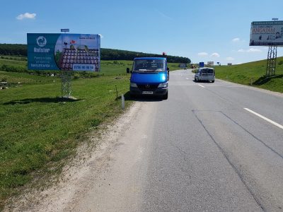 Panou Unisign amplasat pe un drum național
