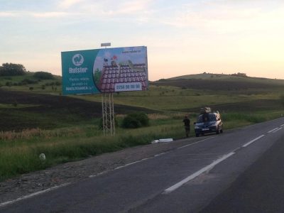 Panou Unisign amplasat pe un drum național