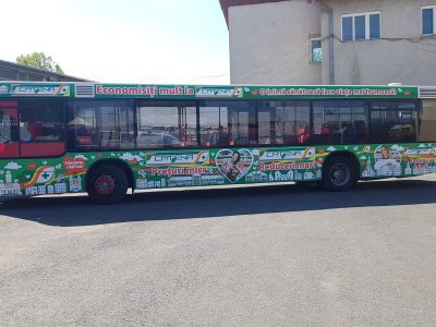 Autobuz colantat în parcare