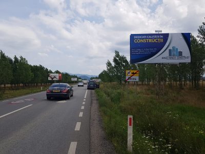 Panou publicitar de tip Unisign lângă șosea