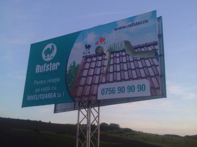 Panou Unisign amplasat pe un drum național