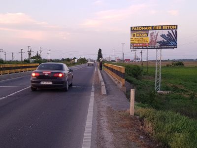 Panou publicitar de tip Unisign lângă șosea