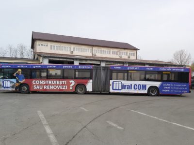 Autobuz colantat în parcare