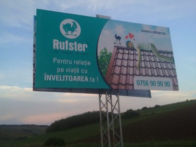 Panou publicitar de tip Unipol amplasat la intrarea în oraș