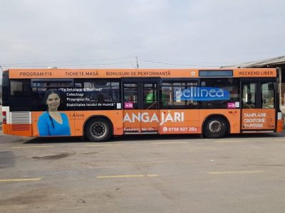 Autobuz colantat în parcare