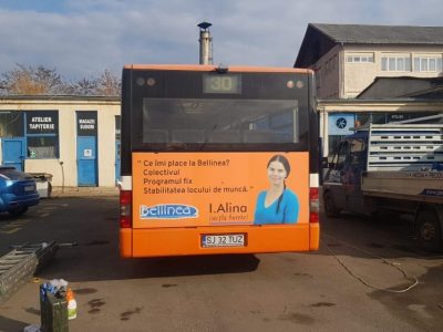 Autobuz colantat în parcare