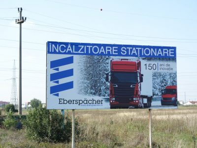 Panou publicitar de tip billboard amplasat la intrare în oraș