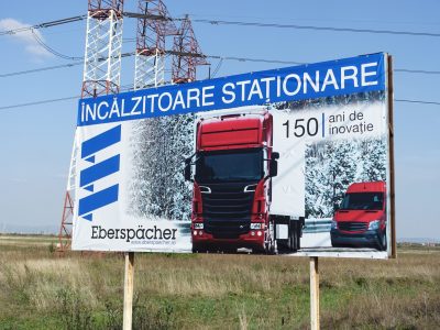Panou publicitar de tip billboard langa șosea