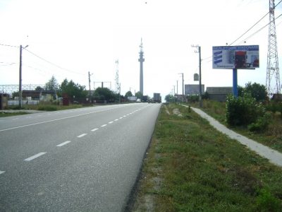 Panou publicitar de tip unipol plasat la intrarea în oraș