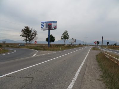 Panou publicitar de tip unipol dimensiuni mari în intersecție