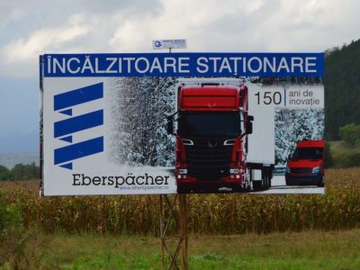 Panou publicitar de tip Unisign lângă șosea