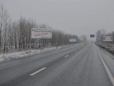 Panou Unisign amplasat pe un drum național