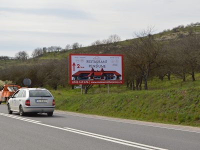 Panou billboard amplasat pe un drum național