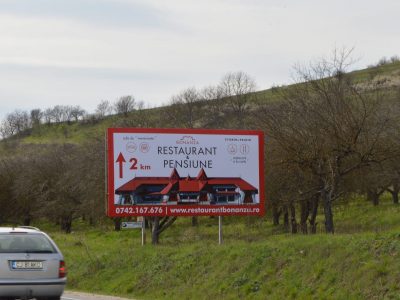 Panou Billboard amplasat pe un drum național