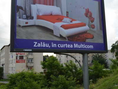 Panou publicitar de tip backlit în oraș