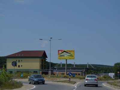 Panou publicitar de tip Unisign lângă șosea
