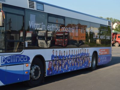 Autobuz colantat în parcare