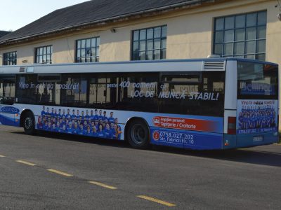 Autobuz colantat în parcare