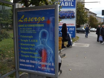 Stație de autobuz decorată cu material publicitare